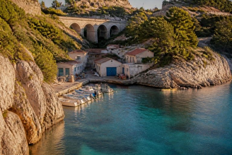 Calanque et petit port de pêche de la Côte Bleue, sous un viaduc en pierre, à Ensuès-la-Redonne